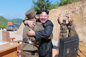 朝鮮領導人金正恩與導彈科技暨技術人員慶祝洲際導彈發射成功。（圖源：路透社）