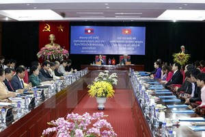 老撾國會主席巴妮•雅陶都在山羅省會議中心會見了老撾在越南山羅省留學生。（圖源：越通社）