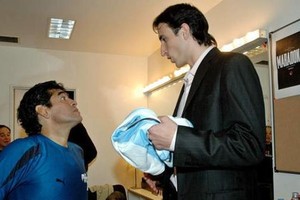 馬拉多納(左)與馬努。（圖源：互聯網）