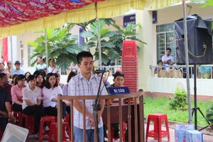 被告人陳孟統在流動法庭上聽審。（圖源：小遷）