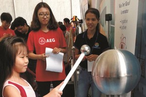 學員在第二中心參加具科學性的遊戲設備。