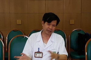 白梅醫院專家阮友勇博士稱，化驗結果顯示，RO洗腎用水所含氟酸濃度超標百倍。（圖源：H.Hải）