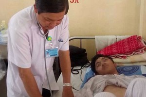 醫生正照料登革出血熱病人。