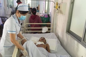 市守德郡醫院護士在照料「無名」病人。（示意圖來源：T.Mạnh）