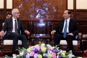 越南國家主席陳大光會見國際刑警組織秘書長尤爾根‧斯托克(左)。（資料圖來源：越通社）