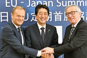 日本首相安倍晉三(中)、歐洲理事會主席圖斯克(左)、歐盟委員會主席容克。（圖源：日經中文網）