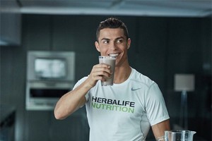 Ｃ羅廣告照。（圖源：互聯網）