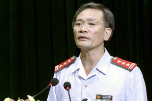 河內市監察署副署長阮安輝在會議上發表了關於“廟門”機場土地的監察結論草案。（圖源：民智報）