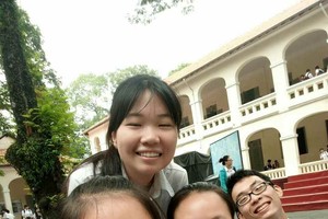 劉玉欣(前排左二)與同學們合影。(圖源：心雨)