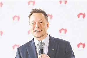 特斯拉公司總裁埃隆·馬斯克承諾鋰電池站將於12月初落成。（圖源：路透社）