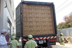 圖為越莊園有限責任公司鹹鴨蛋裝箱完畢準備運至港口輸往新加坡。（資料圖源：翠愛）