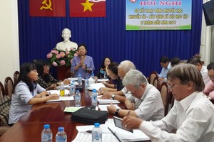 李金梅主席在會上介紹勵學會活動。（圖源：海韻）