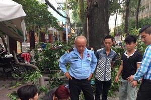 在等救護車來的同時，路過民眾好心為頭部受傷的保安員用棉紙止血。（圖源：歸軒）