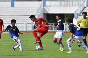 越南U15隊（紅衣）逆轉柬埔寨隊。