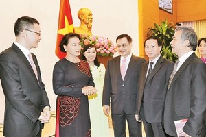 國會主席阮氏金銀與越南駐外國各外交代表機關首長交流意見。（圖源：仲德/越通社）
