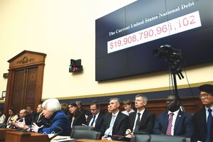 美國聯邦儲備委員會主席耶倫（前）出席國會眾議院金融服務委員會的聽證會。(圖源：互聯網)