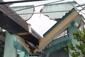 起重車吊杆掉落壓塌民房。（圖源：清德）