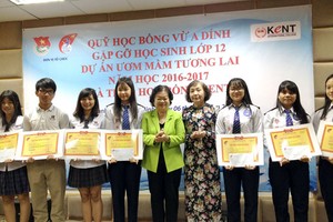 原國家副主席、韋阿英基金會主席張美華(中)向清貧少數民族優秀學生頒發助學金。（圖源：黎青）