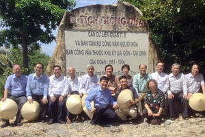 代表團與張晉創同志(後排左六)在美杏鄉鳳梨坡華運根據地留影。(圖源：仁建)