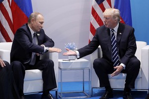 會晤時，坐在普京左側的特朗普，格外友好的伸出了右手， 普京看似猶豫了一下，然後伸手，兩隻手緊緊地握在一起了。(圖源：互聯網)