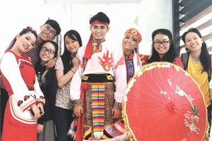 阮德進(右四)與大學生們合影。(圖源：海韻)