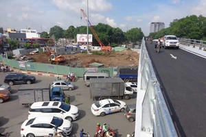 黃明鑑-阮泰山分支橋上，車輛寥寥 無幾，而橋下的環島處經常水洩不通。(圖源：LĐ)