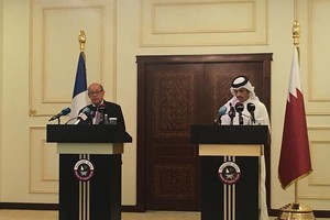 法國外交部長勒德里昂與卡塔爾外交部長穆罕默德召開聯合新聞發佈會。(圖源：互聯網)