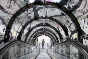 被裝飾上吳冠中畫家繪畫圖樣的電梯頂棚。(圖源：吳冠中)