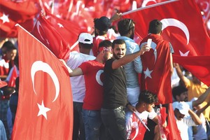 民眾參加未遂軍事政變一週年集會活動。(圖源：互聯網)