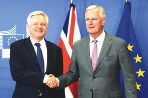 英國“脫歐”事務大臣戴德偉與歐盟首席談判巴尼耶（右）握手。(圖源：互聯網)