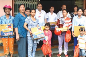 河仙貧窮病人獲贈送禮物。