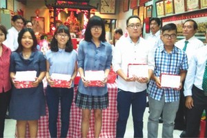 理事長關貴鴻（右一）及第十郡勵學會副主席劉氏理向大學生頒獎後合照。(圖源：金戈)