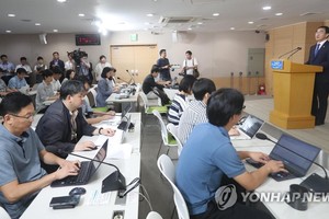 7月17日，在韓國中央政府首爾辦公大樓，統一部長官趙明均召開記者會，呼籲朝鮮積極回應韓方舉行韓朝軍事會談和紅十字會談的提議。（圖源：韓聯社）