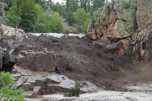 山洪暴發後現場佈滿泥濘。（圖源：互聯網）