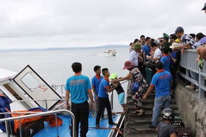 遊客上船離開姑蘇島返回陸地。（圖源：互聯網）