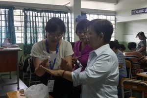 王贊育老師（左）與本市華語老師交流。(圖源：海韻)