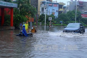 大暴雨河內嚴重受淹，多條街道變“河道”。（圖源：越通社）
