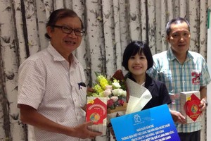 年輕人出版社代表向陳琳鳳贈書。