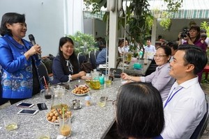 市委宣教處主任申氏舒在與媒體定期聚會中交流意見。（圖源：互聯網）