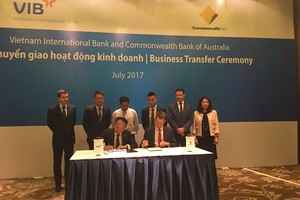 國際銀行（VIB）與澳大利亞聯邦銀行（CBA）正式簽訂商務轉交。（圖源：Financeplus.vn）