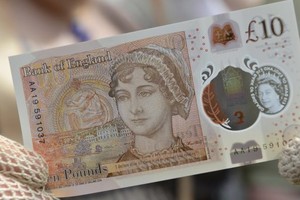 特意選擇發行面值10英鎊新鈔。（資料圖來源：互聯網）