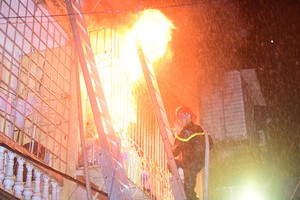 圖為火警現場，消防隊趕赴火場撲救。（圖源：互聯網）