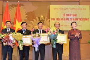 原國會主席阮生雄(右二) 榮獲40年黨齡紀念章。（圖源：廷南）