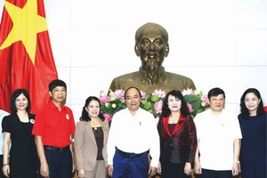 政府總理阮春福與紅十字會幹部合影。(圖源：越通社)