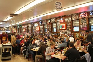 一名外國人在美國餐廳當服務員。 （圖源：互聯網）