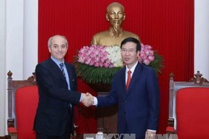 中央宣教部長武文賞(右)親切接見了意大利共產黨總書記毛羅(Mauro Alboresi)。（圖源：越通社）