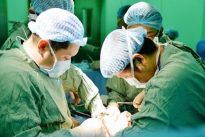 大水鑊醫院的醫生正為病人進行心臟移植手術。