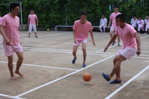 學員們參與體育運動以鍜煉身體和努力戒掉毒癮。