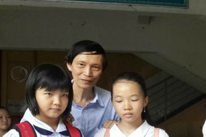 師生們一起查看考試結果。