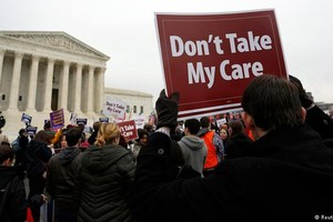 美國各地民眾遊行要求保留奧巴馬醫保。（圖源：Deutsche Welle）